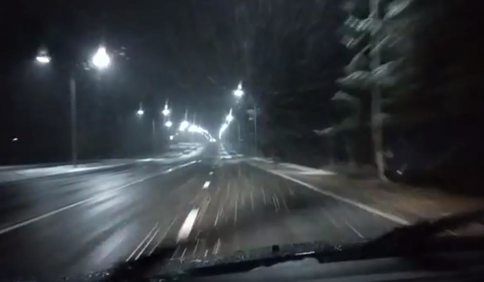 Пользователь снял видео о необычном уличном освещении в Колодищах
