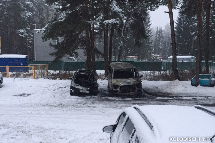 В Колодищах во дворе многоэтажки сгорели два автомобиля