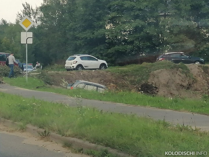 Фотофакт: в Колодищах возле ЖД переезда автомобиль слетел в кювет
