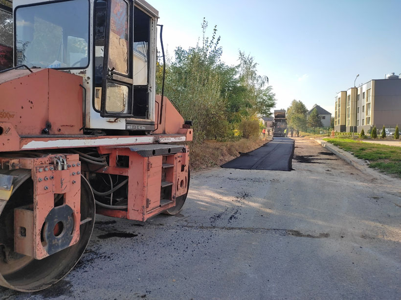 В Колодищах уложили асфальт по улице Николаевская, сейчас работы идут на Липовой Аллее