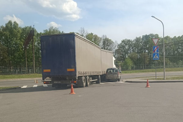 В Колодищах на выезде с АЗС фура "притерла" легковушку