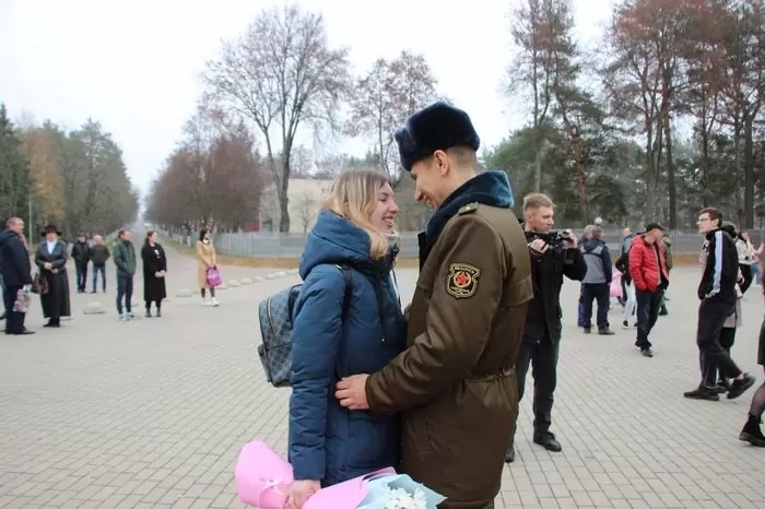 Прапорщик из Колодищ прямо на плацу сделал предложение возлюбленной