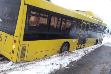 Автобус не смог выехать с перекопанной остановки на Полигоне