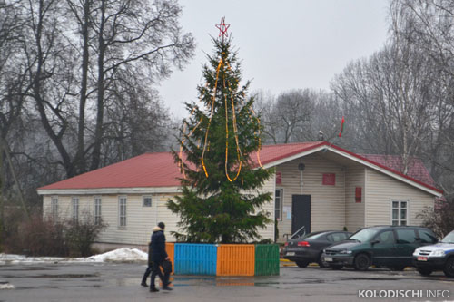 В Колодищах установили новогоднюю ёлку. По "традиции" в последний день уходящего года