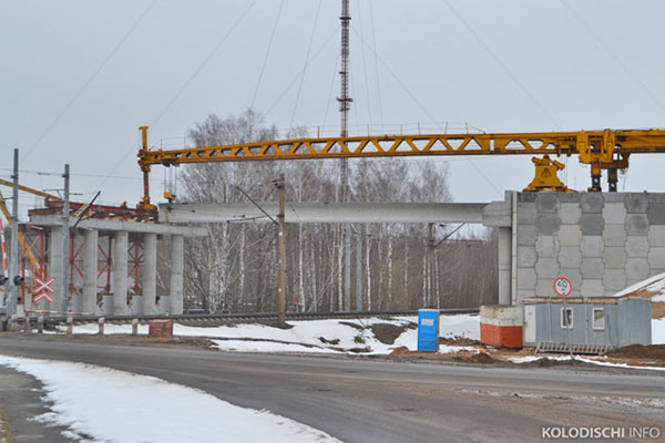 В Колодищах на опоры строящегося моста начали устанавливать железобетонные балки