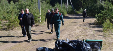Более сорока 160-литровых пакетов мусора собраны в лесу на одном из субботников  