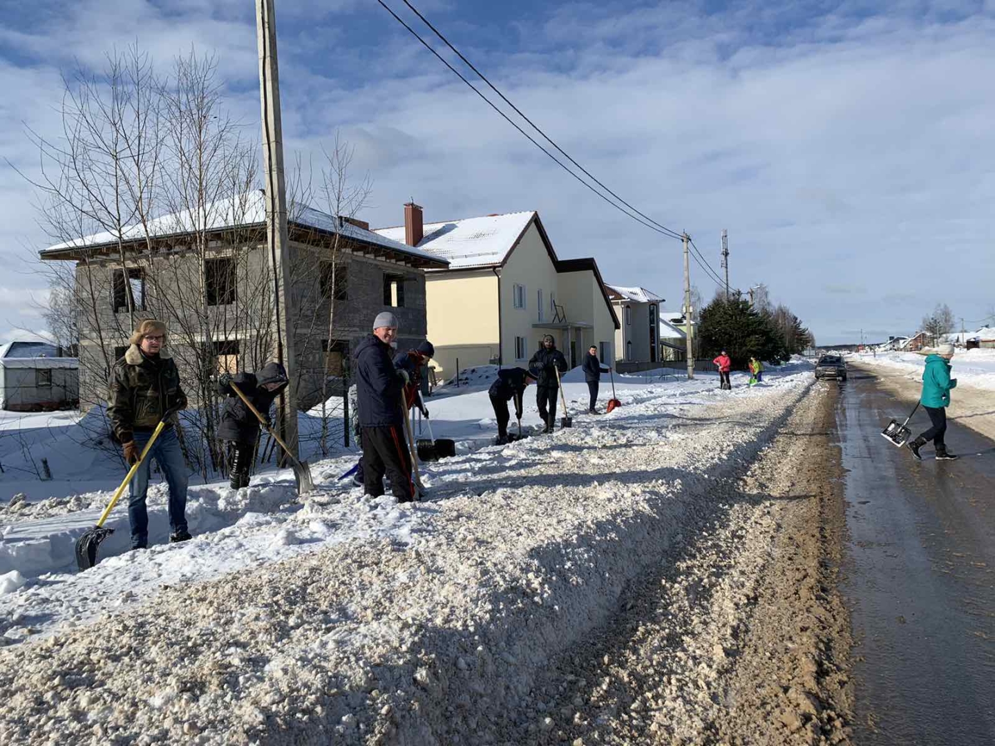 Жители Полигона собрались на субботник и расчистили пешеходные дорожки вдоль центральной улицы