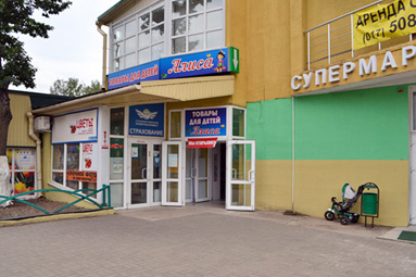 В магазине одежды и обуви для детей "Алиса" скидки на весь школьный ассортимент