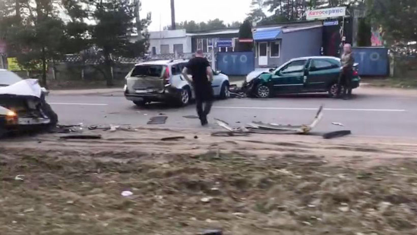 На выезде из Колодищ столкнулись три автомобиля - видео
