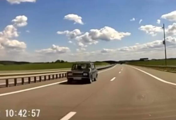 ВАЗ ехал по встречке и устроил серьезное ДТП на трассе возле Кургана Славы