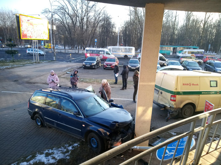 В Минске водитель легковушки врезался в машину инкассаторов и здание банка 