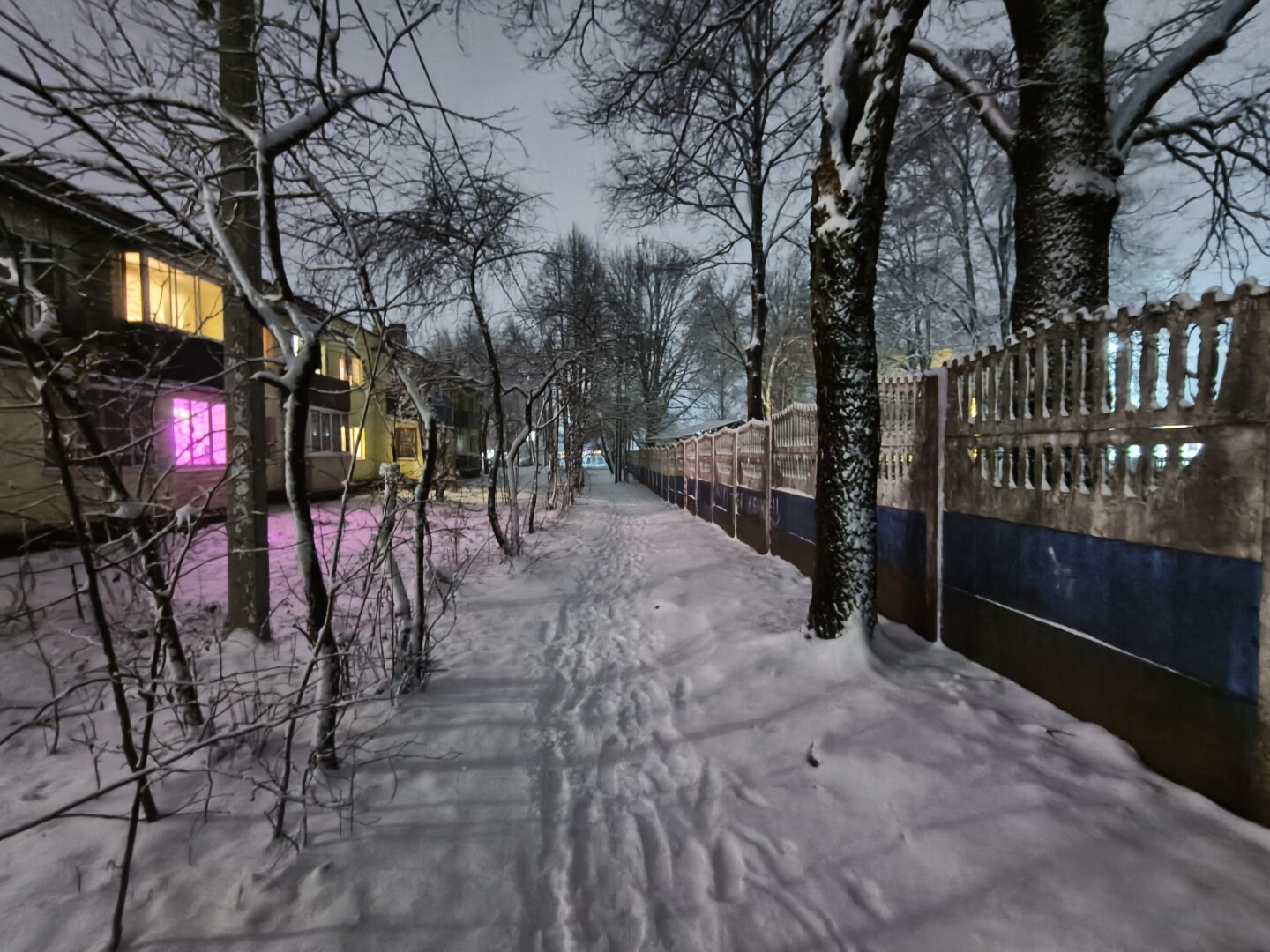 В Колодищах выпал первый снег: фото с улиц агрогородка