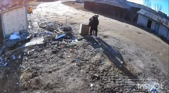 На видео показали, как вокруг мусорной площадки в Колодищах образовывается стихийная свалка