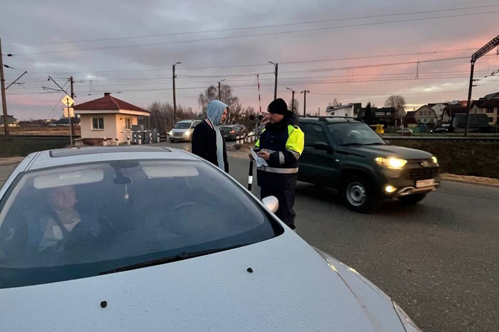 Сотрудники ГАИ напомнили водителям о правилах дорожного движения на ЖД переездах