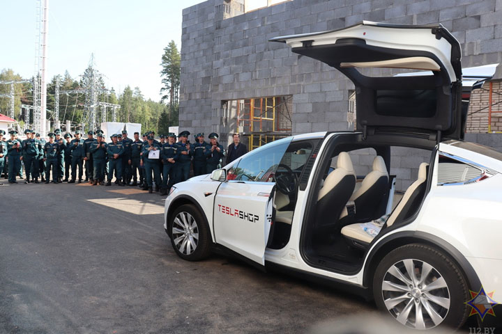 На TeslaShop в Колодищах сотрудникам МЧС рассказали, как тушить электромобили