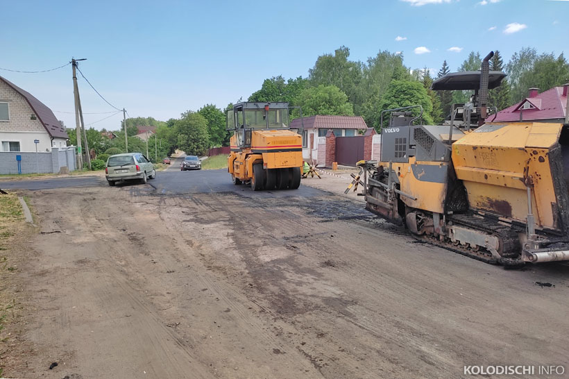 В Колодищах укладывают асфальт по улице Привокзальная