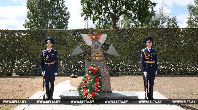 Памятный знак воинам 214-й воздушно-десантной бригады открыт в Колодищах