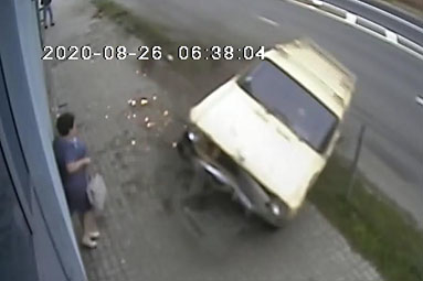 В Колодищах ВАЗ вылетел на тротуар и едва не снес пешехода
