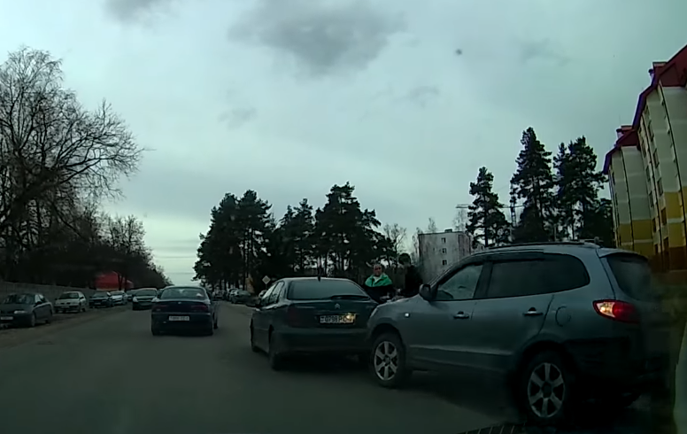 Видео: водитель объезжал затор по обочине возле Военного городка и попал в ДТП