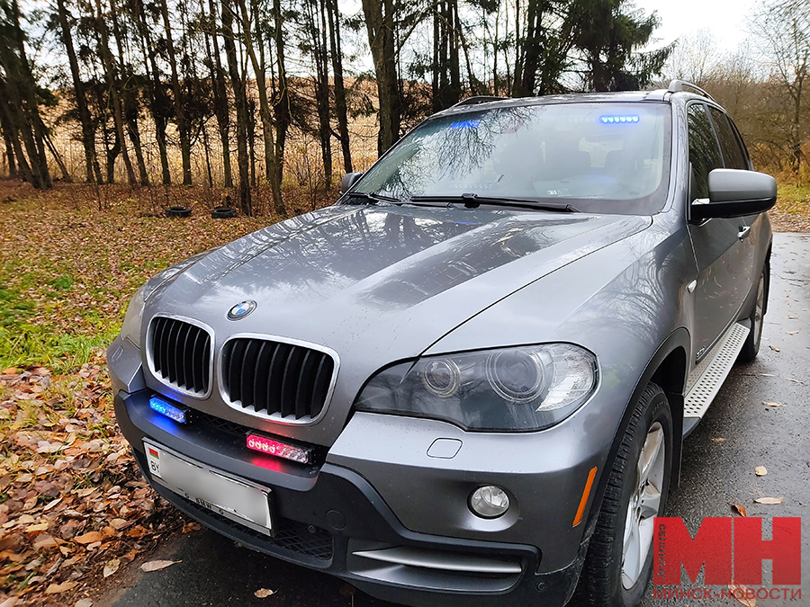 ГАИ на "гражданском" BMW X5 выявляет нарушителей в Минском районе