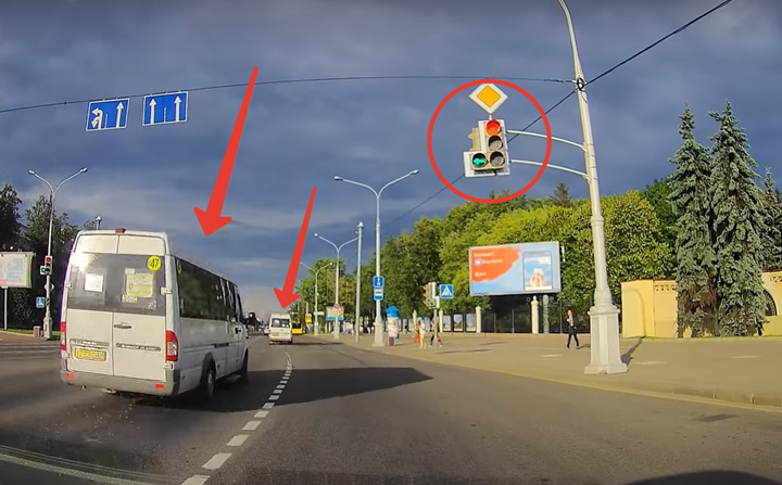 Видео: сразу две маршрутки проехали на красный сигнал светофора