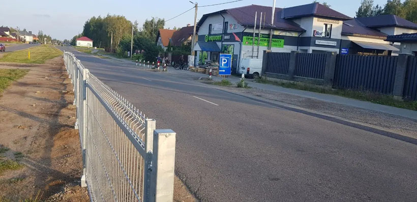 После жалоб на парковку в неположенном месте, возле "Евроопта" во вторых Колодищах установили ограждение