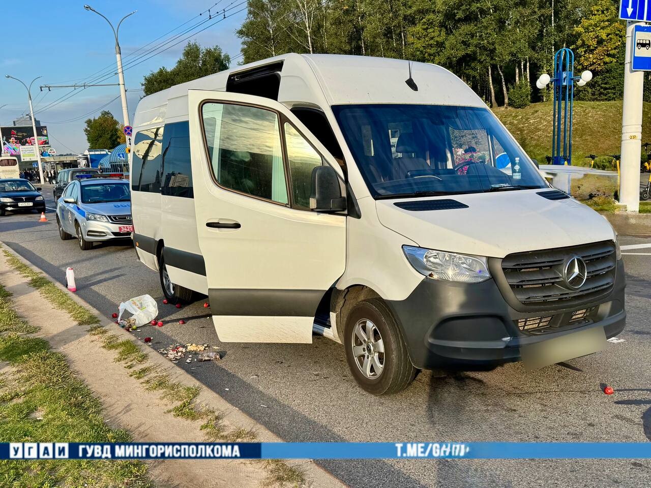 Возле "Спектра" на Уручье микроавтобус сбил женщину. Видео