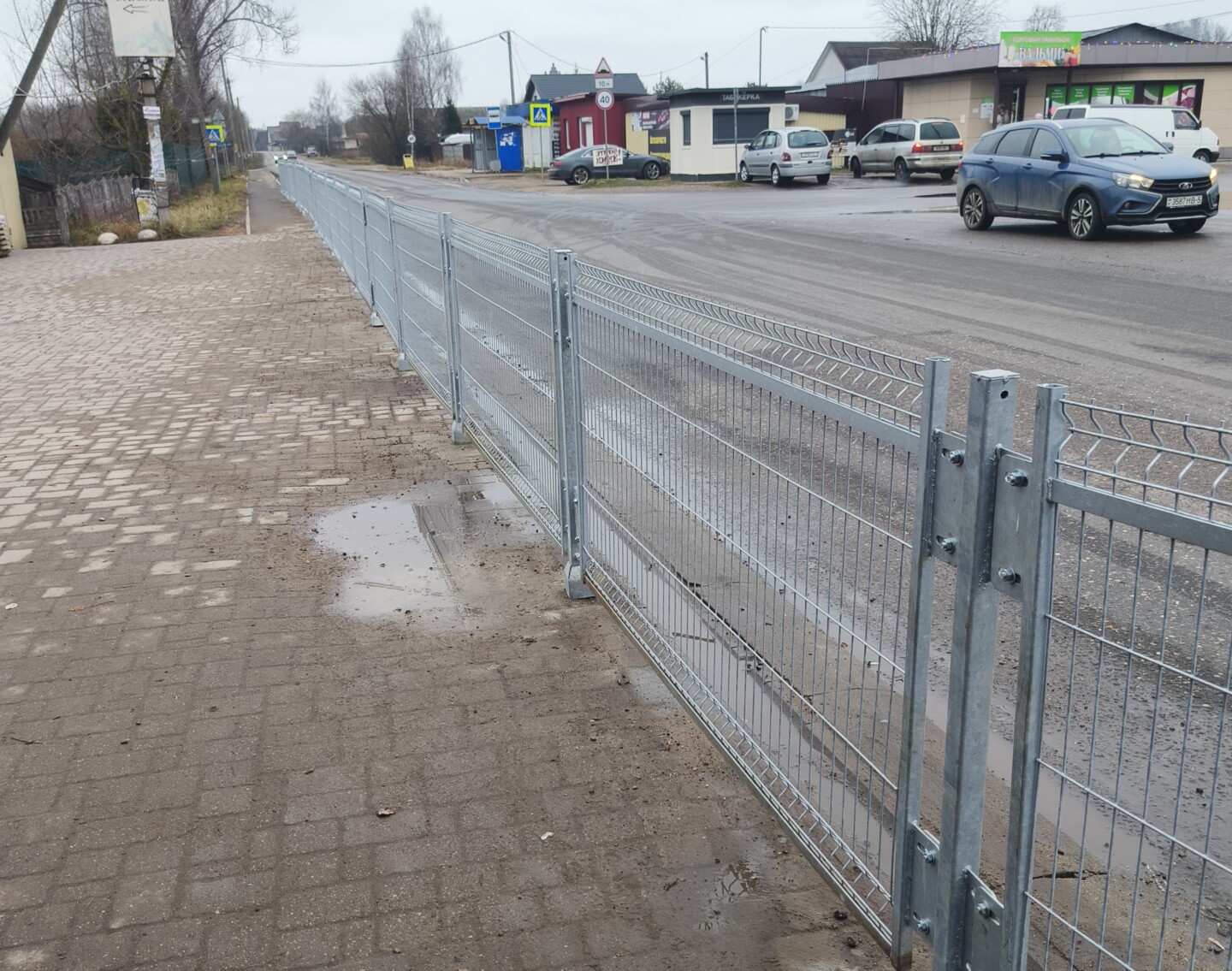 По ул. Чкалова возле торгового ряда установили ограждение