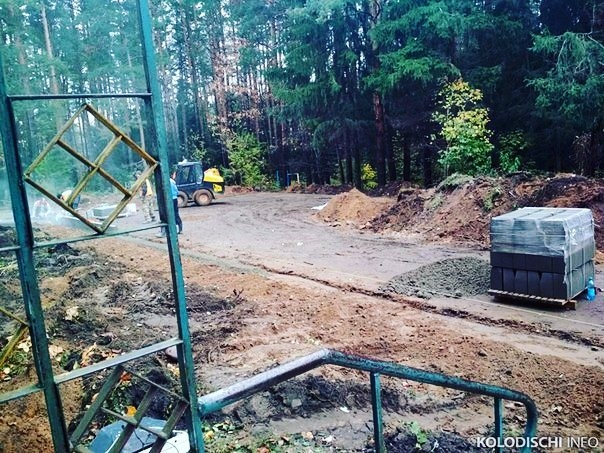По улице Геофизика 26-28а приступили к работам по благоустройству дворовых территорий