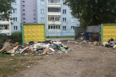 Жители Военного городка жалуются на неубранные мусорки и разваленные ступени в подъезд