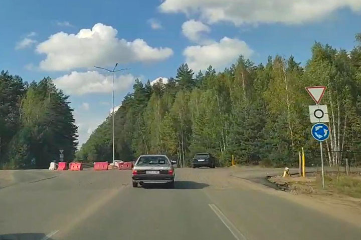 На въезде в жилую застройку Колодищи-2 организовали круговое движение ...