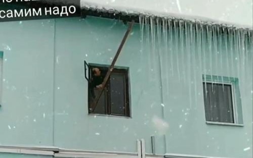 Жители не дождались работников ЖКХ и взялись сбивать сосульки с крыши своими силами. Видео
