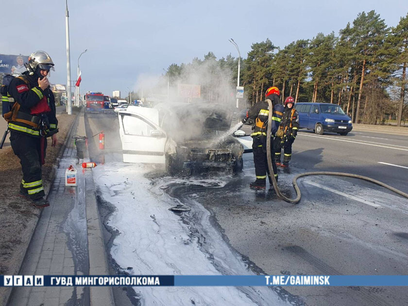 На проспекте возле Уручье горел автомобиль. Что случилось?