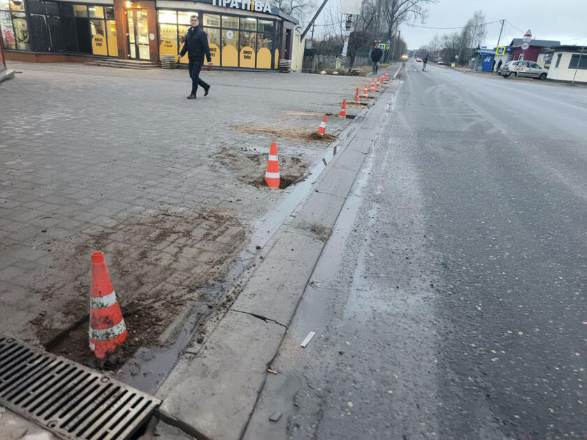 Вдоль дороги у торгового ряда в Колодищах установят ограждение