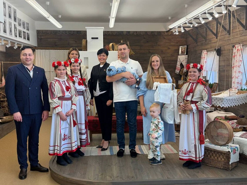 Семье из Колодищ вручили "Бацькаву кашулю" от имени Президента