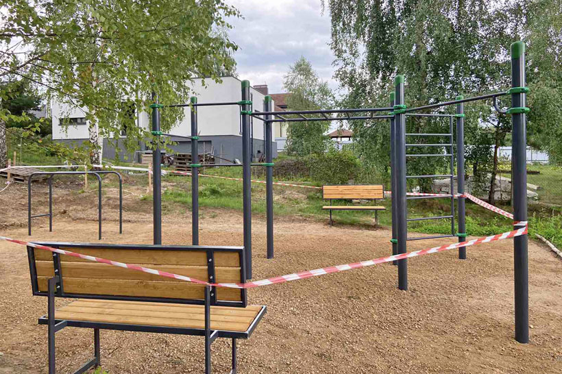 Детскую и спортивную площадку по улице Живописная дооборудовали турниками 