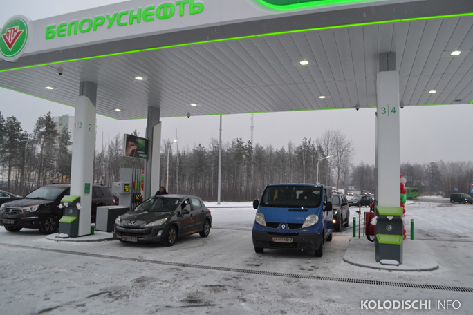 С 21 марта на заправках снова дешевеет автомобильное топливо