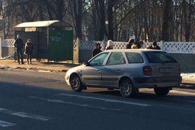 На пешеходном переходе в Военном городке сбили человека. Очевидец: от удара ее подбросило и перевалило через капот