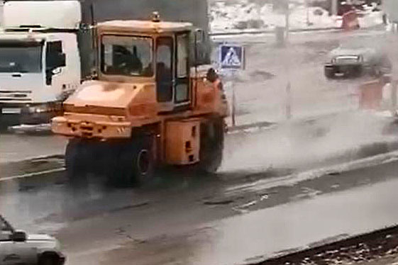 Заасфальтировать перекресток в Колодищах в ноябре не успели, работы продолжаются