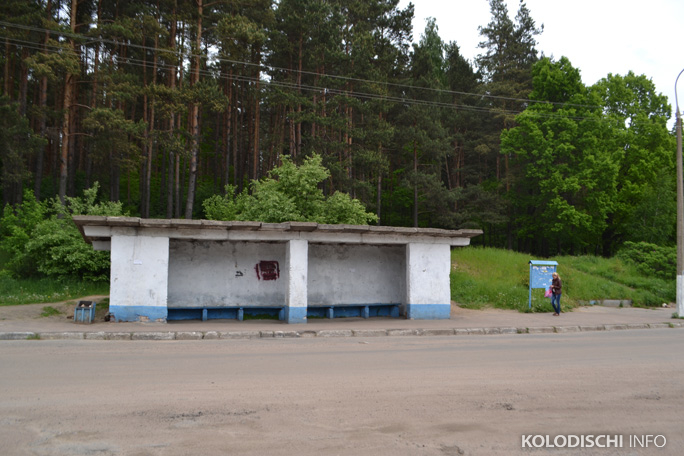 Фотофакт: в поселке Сухорукие снесли старую бетонную остановку на автобусном кольце