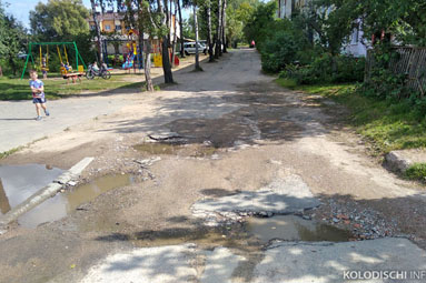 В облисполкоме обещали разобраться с разбитой дорогой и неогражденной детской площадкой в Колодищах