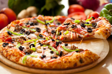 Аппетитные пиццы на любой вкус стоимостью от 60 до 85 тыс. рублей (500г.) в кафе Санторини по адресу ул. Тюленина, 14