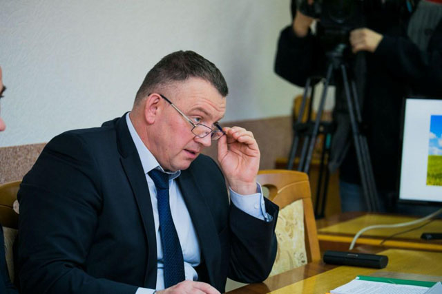 Жители Колодищ пожаловались помощнику президента на необустроенную пешеходную дорожку