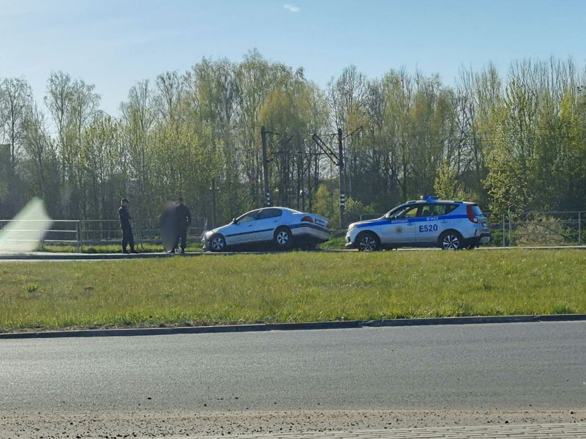 В Колодищах легковой автомобиль пробил ограждение на круговом перекрестке