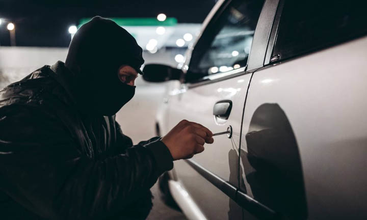 В Колодищах парень похитил имущество из автомобиля и сам сознался в этом милиции