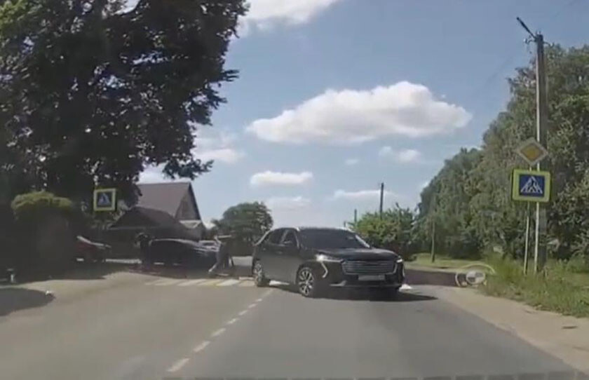 Ребенок едва не попал под авто на пешеходном переходе в Колодищах. Видео