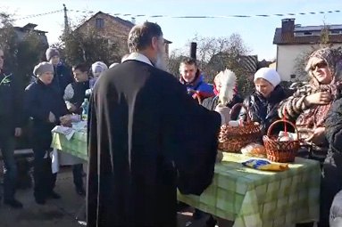 Видео: освящение пасхальных куличей в храме по ул. Волмянский шлях