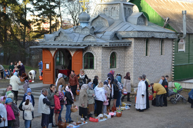 Накануне Пасхи жители поселка Колодищи освятили куличи и Пасхальные яйца в местных церквях
