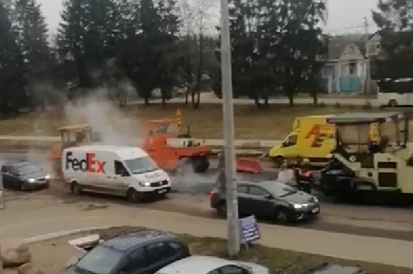 Видеофакт: в районе центрального перекрестка асфальтируют дорогу