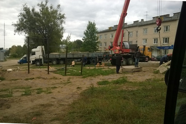 С детской площадки по улице Чкалова убрали бетонные плиты 